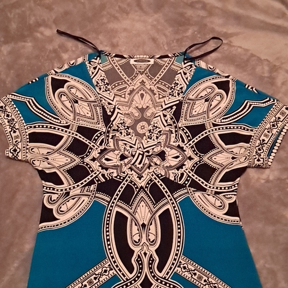 Beautiful size 8 dress with full front/back design - Picture 2 of 4